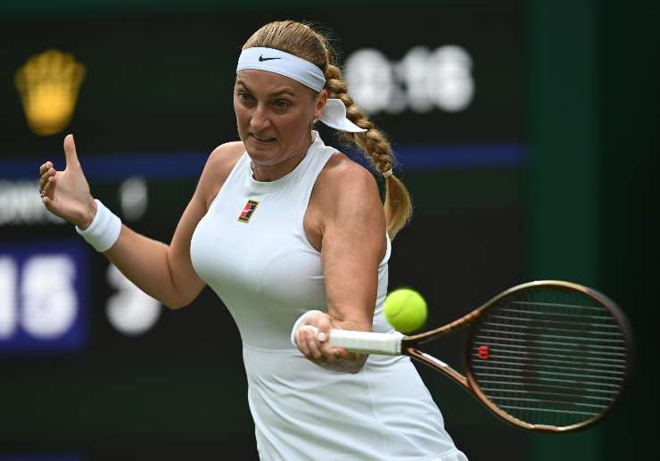 tennista mentre colpisce col dritto