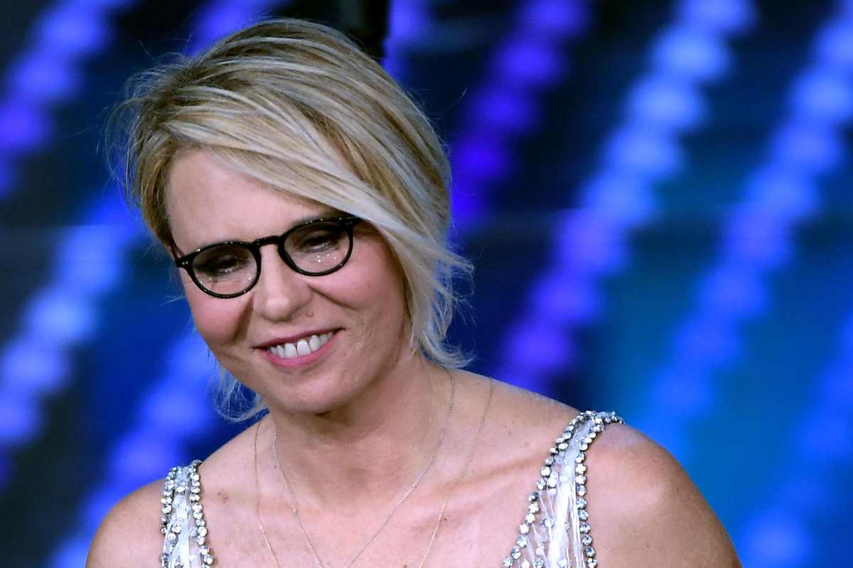 “È proprio lei”, Maria De Filippi mai vista così: le foto rubate dallo yatch