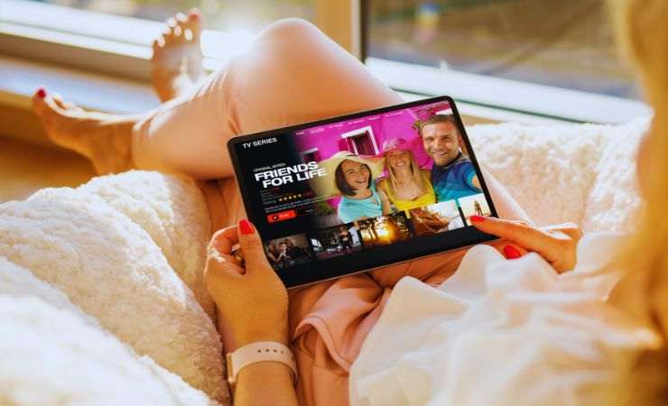 ragazza guarda il tablet
