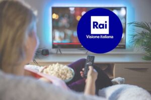 persona guarda tv e logo rai