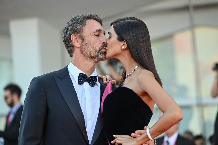 rocio e raoul bova si baciano