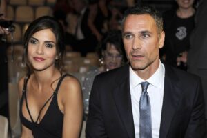 Raoul Bova e Rocio Morales seduti vicino