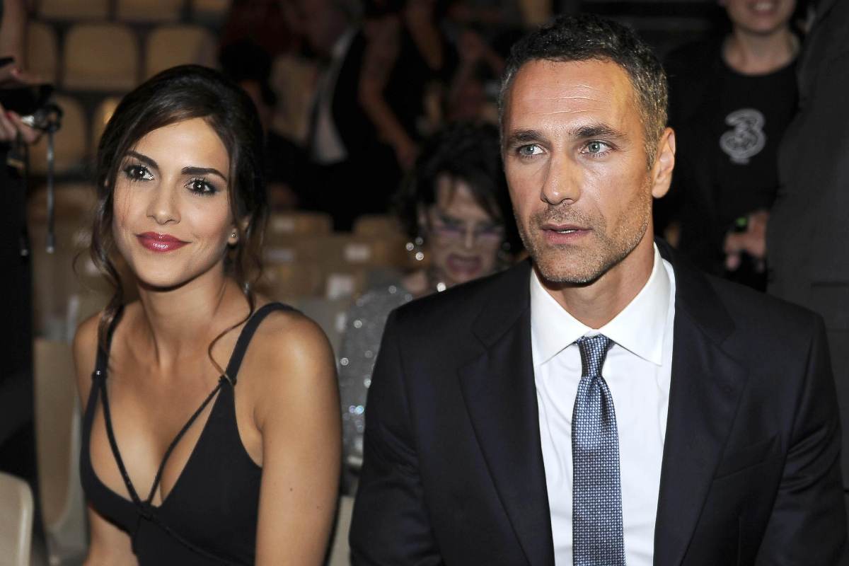 Raoul Bova e Rocio Morales seduti vicino