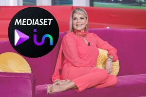 simona ventura sorride e il logo mediaset